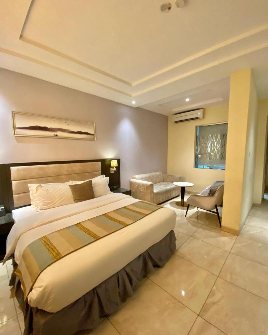 Perfecto La Villa Hotel And Suites ลากอส ภายนอก รูปภาพ